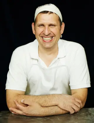 home nikomans amb fons fosc